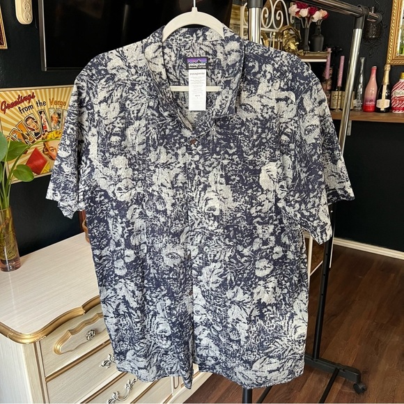 Patagonia Organic Cotton Blue and White Floral Button-Up Shirt - Picture 1 of 6